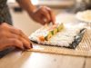 Aprenda a preparar rollos de Sushi Sabor de Casa