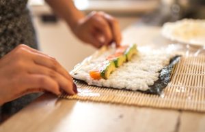 Aprenda a preparar rollos de Sushi Sabor de Casa