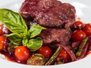 Bife de chorizo con costra de tomates y hierbas