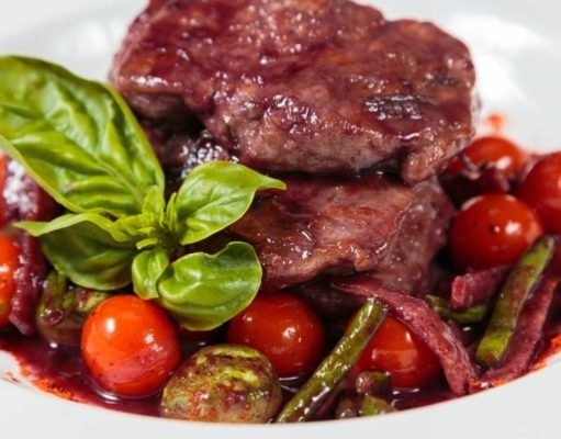 Bife de chorizo con costra de tomates y hierbas