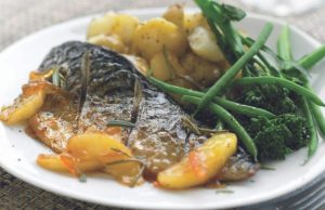 Caballa glaseada con manzanas Revista Selecciones