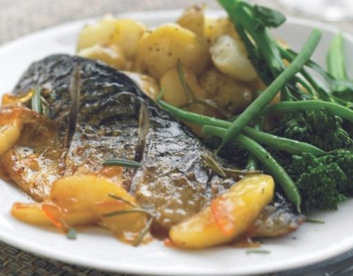 Caballa glaseada con manzanas