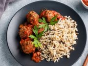 Cevapcici de carne picada con arroz al tomate