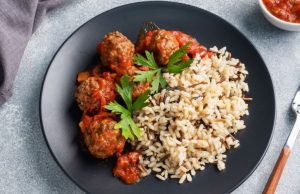 Cevapcici de carne picada con arroz al tomate Revista Selecciones