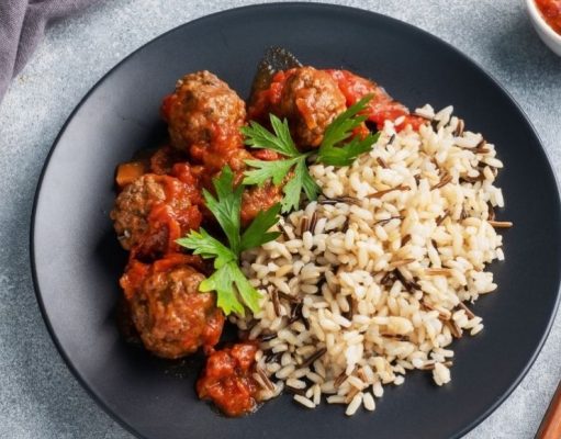 Cevapcici de carne picada con arroz al tomate