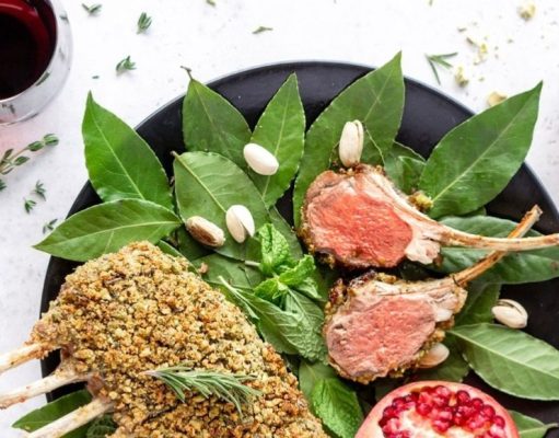 Cómo cocinar cordero crujiente de pistacho y parmesano