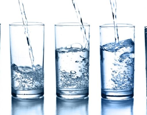 ¿Cuántos vasos de agua debemos tomar en verano?