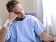 Curiosidades: ¿Por qué las batas de hospital se atan atrás? curiosidades-por-que-las-batas-hospitalarias-se-atan-atras-5578-mainImage-0