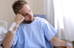 Curiosidades: ¿Por qué las batas de hospital se atan atrás? curiosidades-por-que-las-batas-hospitalarias-se-atan-atras-5578-mainImage-0