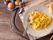 Delicioso y nutritivo: brunch con huevos revueltos