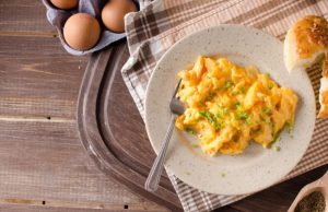 Delicioso y nutritivo: brunch con huevos revueltos Sabor de Casa