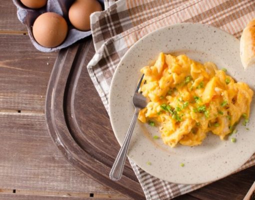 Delicioso y nutritivo: brunch con huevos revueltos