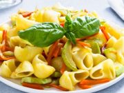 Ensalada de coditos con verduras y sésamo