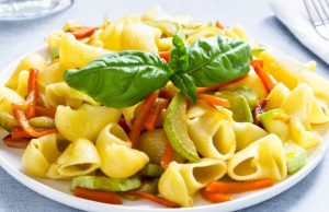 Ensalada de coditos con verduras y sésamo Sabor de Casa