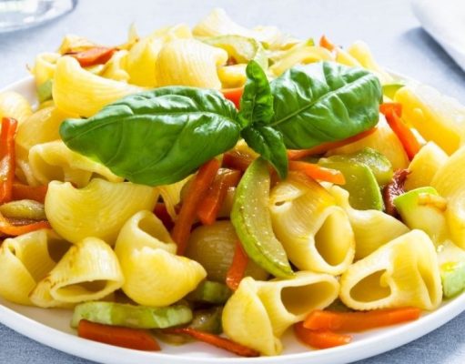 Ensalada de coditos con verduras y sésamo