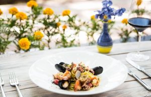 Ensalada de pasta con frutos de mar Sabor de Casa