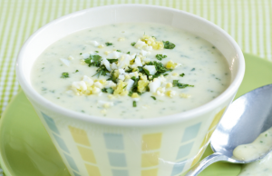 Ideal para el invierno: crema de apio nabo con huevo Sabor de Casa