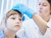 Le enseñamos a lidiar con los piojos y liendres en la edad escolar