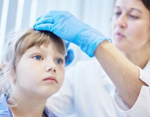 Le enseñamos a lidiar con los piojos y liendres en la edad escolar
