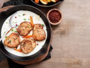 Medallones de cerdo con manzanas, mostaza y sidra