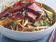 Pato al jengibre con ensalada de fideos y aliño de maní