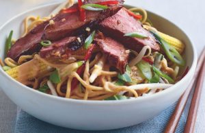 Pato al jengibre con ensalada de fideos y aliño de maní Revista Selecciones