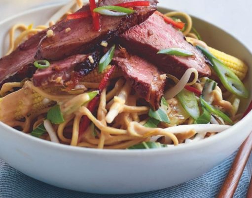 Pato al jengibre con ensalada de fideos y aliño de maní