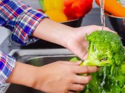 ¿Por qué debería lavar frutas y verduras?