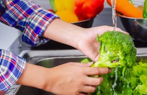 ¿Por qué debería lavar frutas y verduras? Sabor de Casa