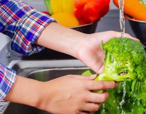 ¿Por qué debería lavar frutas y verduras?