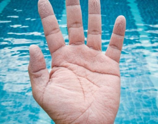 ¿Por qué nos arrugamos en el agua?