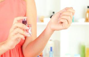¿Por qué se aplica perfume en las muñecas? perfume en la muñeca