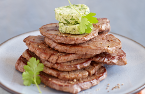 Prepará Bifes de chorizo con salsa tropical Revista Selecciones