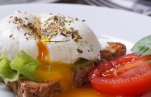 Técnica culinaria: cómo preparar un huevo escalfado Sabor de Casa