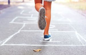 Un clásico para volver en la vereda: ¡jugar a la rayuela! Revista Selecciones