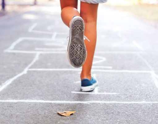 Un clásico para volver en la vereda: ¡jugar a la rayuela!