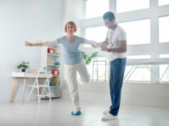 10 segundos en equilibrio para no envejecer Mujer en equilibrio