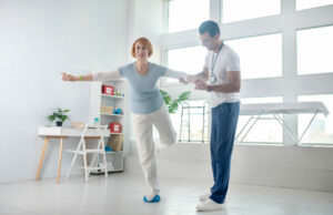 10 segundos en equilibrio para no envejecer Mujer en equilibrio