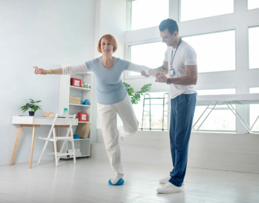 10 segundos en equilibrio para no envejecer Mujer en equilibrio