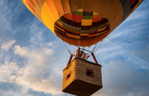 ¡Solo en un globo fuera de control! Globo